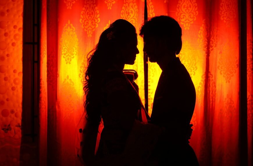 silhouette of man and woman kissing